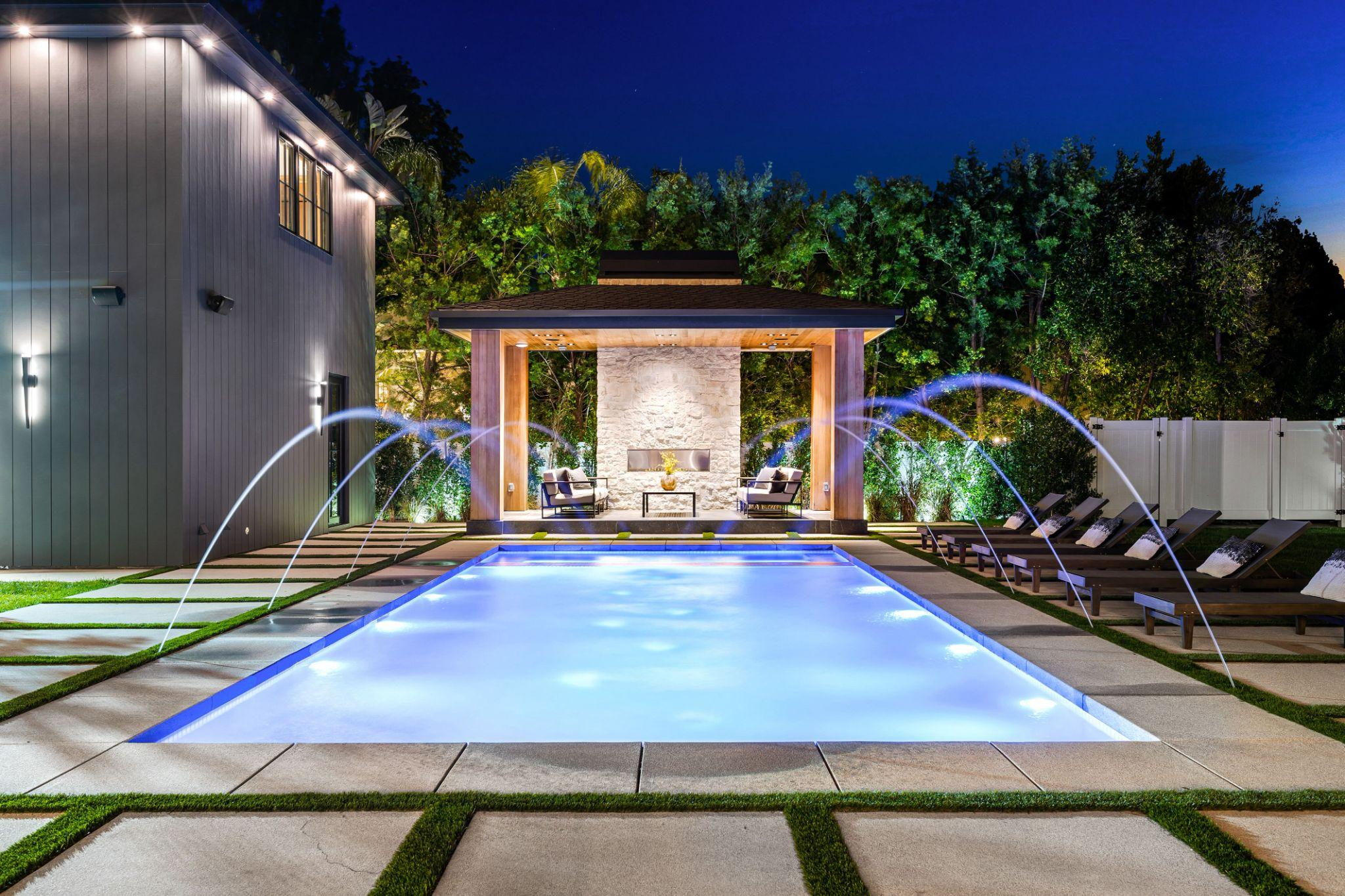 How a Custom Swimming Pool Builder Can Add Luxury and Value to Your Home